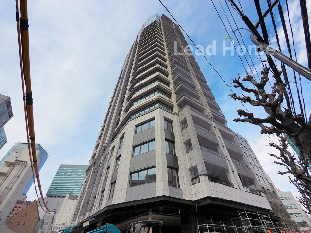 【外観】 | プラウドタワー渋谷 | 周囲の開放感と美しい青空が広がるスタイリッシュな外観！日々の暮らしに安心感と快適さを届けてくれます♪