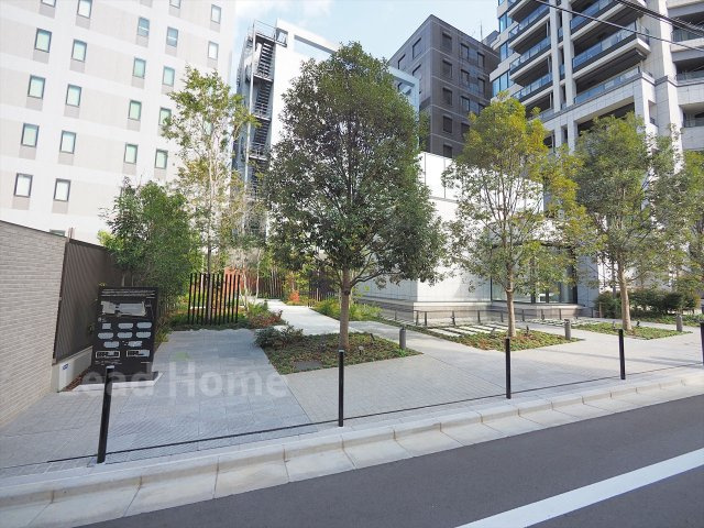 【エントランス】 | プラウドタワー渋谷 | 手入れの行き届いた豊かな植栽が彩るアプローチ！広々としたフラットな通路で毎日の出入りも快適です♪
