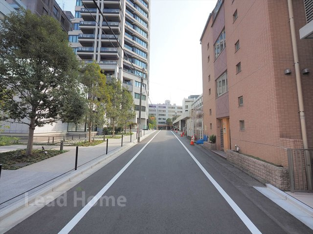 【その他】 | プラウドタワー渋谷 | 幅員が広く見通しの良いフラットな前面道路！歩道が整備されており小さなお子様とのお散歩も安心です♪