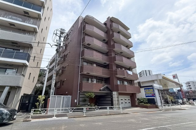 【外観】 | パウゼ松濤 | 青空に映える落ち着いたブラウンタイルの外観！周囲はフラットな歩道で日々のお出かけも快適に行えます♪