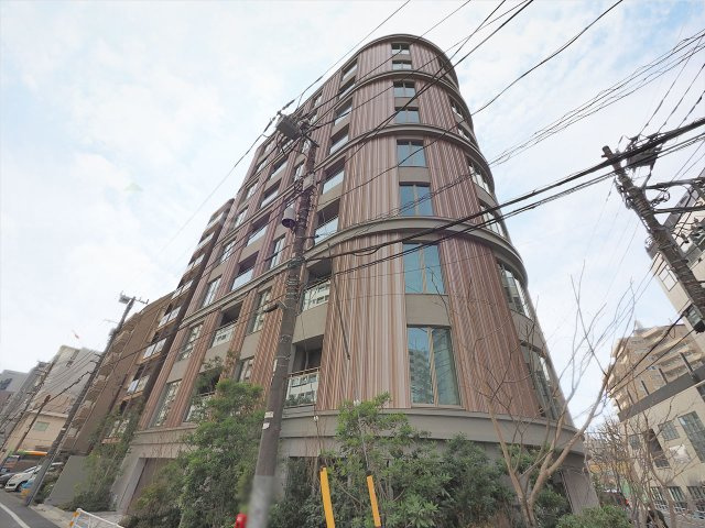 【外観】 | プラウド渋谷東 | 青空に美しく映えるスタイリッシュで堂々とした外観！日当たりや風通しにも恵まれた心地よい住環境です♪