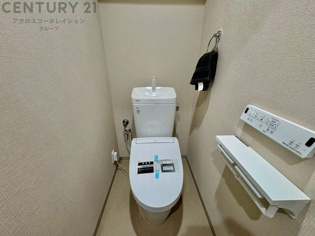 温水洗浄便座付トイレは温水洗浄機能により、暖かい水でおしりを洗浄することができ、冷たい水を使う従来の便座に比べ、温水洗浄機能で暖かいトイレを提供し、快適な使用を可能にします。