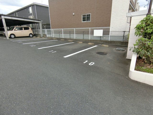 カーサあんとく弐番館の駐車場|駐車スペースもあります☆