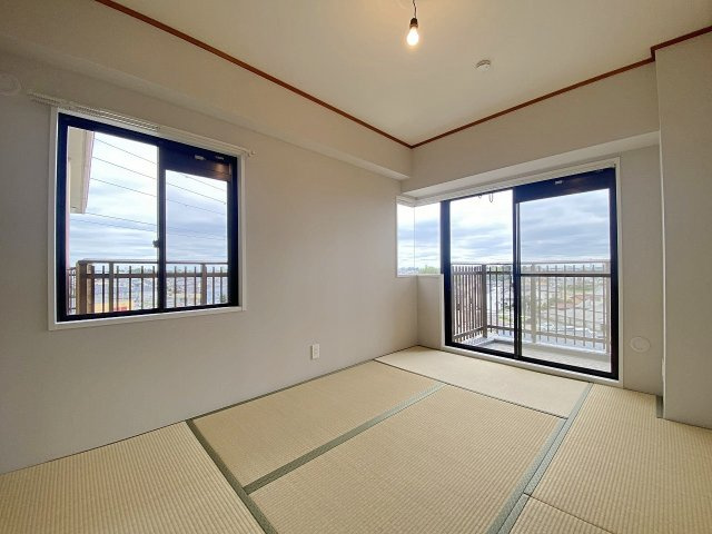 ライオンズガーデン東大宮弐番館の和室|落ち着いた雰囲気が広がる伝統的な6畳の和室空間です。畳ならではの優しい香りとぬくもりが感じられ、ご家族の団らんの場やご来客時の客間、お子様の遊ぶスペースとしても大変重宝する万能なお部屋です。