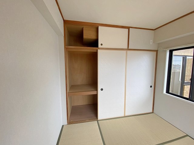 ライオンズガーデン東大宮弐番館の収納|和室に備え付けられた使い勝手の良い押し入れ収納です。布団や季節物の衣類、大きな道具類もすっきりとまとめて収めることができ、お部屋全体をいつでも綺麗で広々とした状態に保てる便利なスペースです。