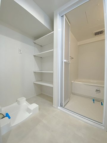 ライオンズガーデン東大宮弐番館の脱衣所|ゆとりのある脱衣スペースを確保した清潔感のある洗面脱衣室です。脱衣カゴやランドリーラックを置いても窮屈感を感じさせず、お風呂上がりや毎日の身支度もストレスなく快適に行えるレイアウトです。