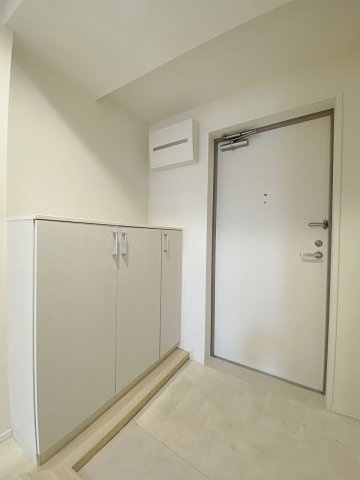 ライオンズガーデン東大宮弐番館の玄関|清潔感と重厚感のある玄関スペースです。トールサイズのシューズボックスを備えており、ご家族全員の靴をすっきりと収納していただけます。毎日の出入りはもちろんご来客時にも心地よくお迎えできます。