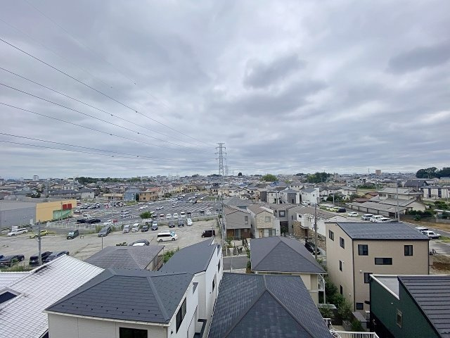 ライオンズガーデン東大宮弐番館のバルコニー|日当たりと風通しに恵まれたバルコニー面積9.11㎡の屋外スペースです。洗濯物や布団もしっかり乾かせる広さがあり、爽やかな外気を感じながらリフレッシュできる心地よい空間となっています。