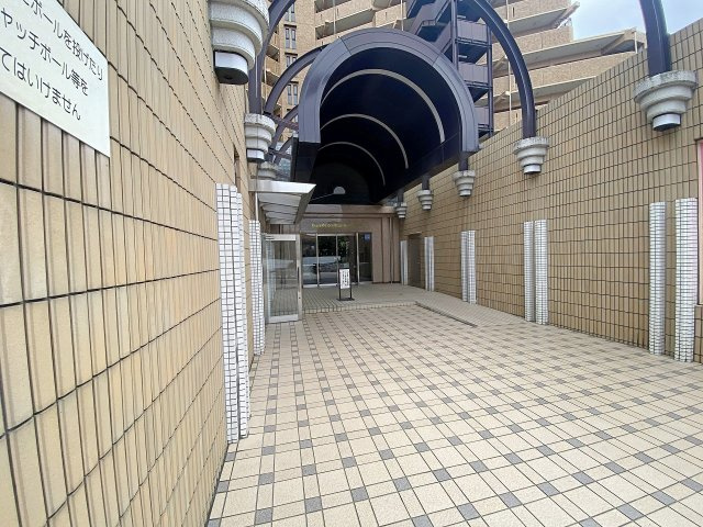 ライオンズガーデン東大宮弐番館|重厚感と清潔感を兼ね備えたマンションのエントランスアプローチです。綺麗に整備された空間が住まう方やご来客を心地よくお迎えし、日々の生活にゆとりと安心感を与えてくれる魅力的な入口部分です。