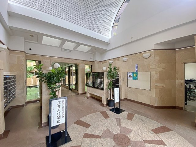 ライオンズガーデン東大宮弐番館|広々と解放感のあるエントランスホールです。管理が行き届いた清潔な共有スペースとなっており、上品な雰囲気が漂います。居住者の憩いの場やちょっとした待ち合わせにも快適にご利用いただけます。