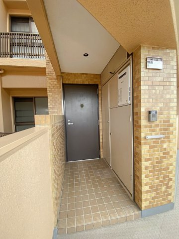 ライオンズガーデン東大宮弐番館の玄関|玄関前にはプライバシーに配慮された独立感のあるアルコーブを備えております。共用廊下からの視線をほどよく遮り、防犯性を高めるとともに玄関周りにゆとりのある空間を演出してくれる設計です。