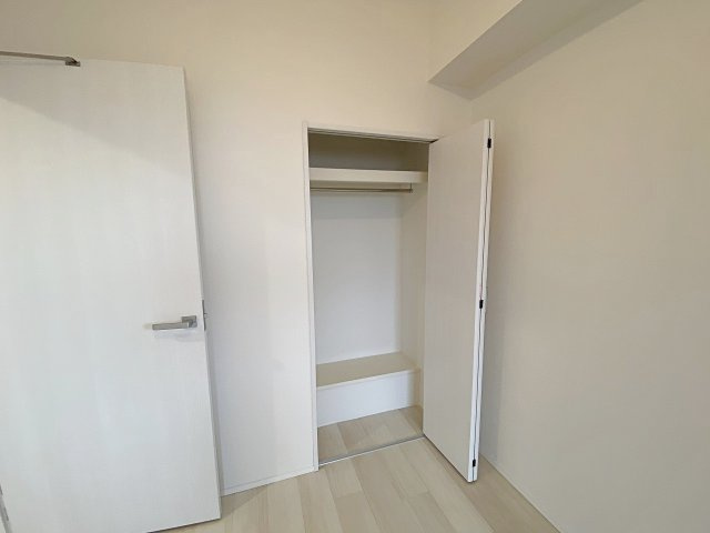 ライオンズガーデン東大宮弐番館の収納|洋室に備え付けられた使い勝手の良いクローゼット収納です。衣類をハンガーに掛けたままきれいに収納できるほか、上部棚には小物やバッグ類もすっきりと整理整頓できる機能的な収納スペースです。