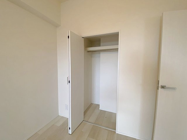 ライオンズガーデン東大宮弐番館の収納|たっぷりとした収納量を確保したクローゼットスペースです。かさばるお洋服や季節物のアイテムもまとめてきれいに収めることができ、お部屋の生活感を抑えて広々とした空間を保つのに役立ちます。