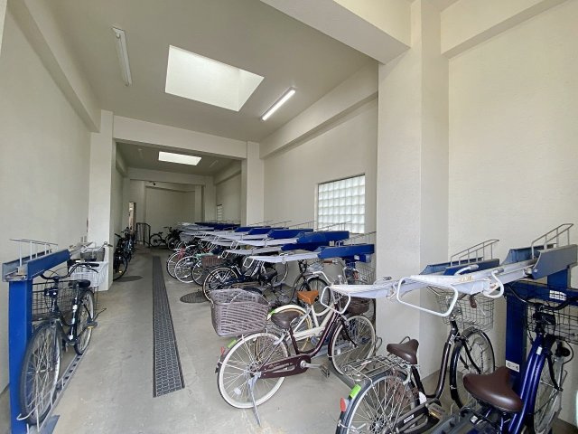 ライオンズガーデン東大宮弐番館の駐輪場|屋根付きで雨の日でも大切な自転車を濡らさずに保管できる便利な駐輪場です。整理整頓が行き届いており綺麗に管理されているため、お出かけや日々の通勤・通学時にもストレスなく快適にご利用いただけます。