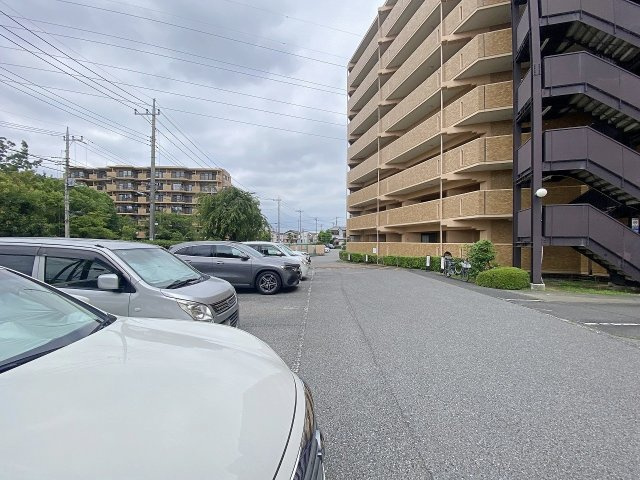 ライオンズガーデン東大宮弐番館の駐車場|マンション敷地内には広々とした駐車場スペースを完備しています。お車の出し入れや荷物の積み下ろしもスムーズに行える設計となっており、マイカーをお持ちの方も安心して快適にお使いいただけます。