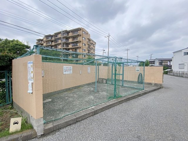 ライオンズガーデン東大宮弐番館のその他共用部分|住戸専用の敷地内ゴミ置場を完備しております。しっかりと管理が行き届いており衛生面でも安心感があります。朝の通勤やお出かけのついでにスムーズにゴミ出しが行える便利な生活環境が整っています。