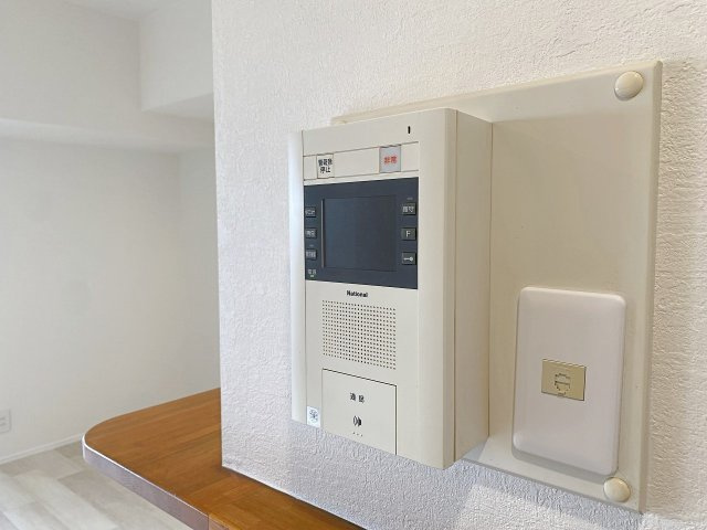 ライオンズガーデン東大宮弐番館のセキュリティ|防犯面でも頼もしいTVモニター付きインターホンを設置済みです。室内から来訪者の顔を画面越しにしっかり確認できるため、お子様のお留守番時や一人で過ごす時間帯も安心してお過ごしいただけます。