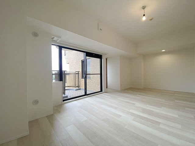 ライオンズガーデン東大宮弐番館の居間・リビング|別角度から見た広々としたリビング空間です。明るい陽光が注ぎ込む開放感あふれる空間となっており、ご家族全員でゆったりとお寛ぎいただけます。家具の配置がしやすく、レイアウトの幅も広がる一室です。