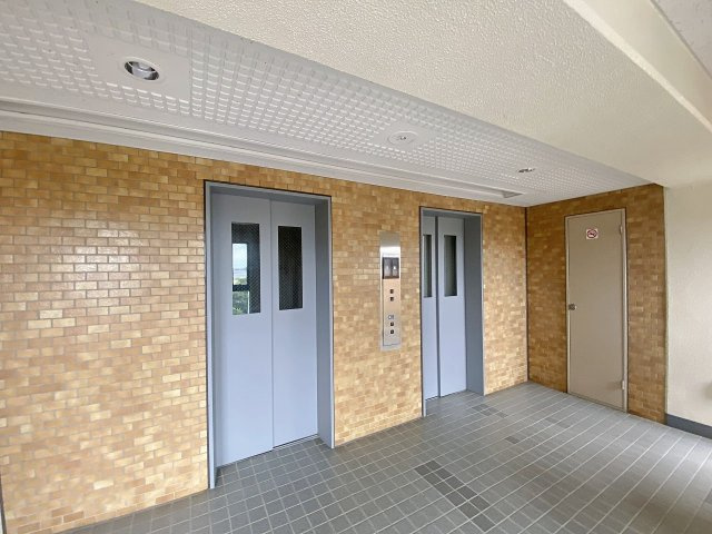 ライオンズガーデン東大宮弐番館のその他共用部分|敷地内に完備されたエレベーターです。日々の移動はもちろん、重いお買い物袋やスーツケースの持ち運び、ベビーカーでの移動もスムーズに行えます。毎日の快適で便利な暮らしをしっかりとサポートいたします。