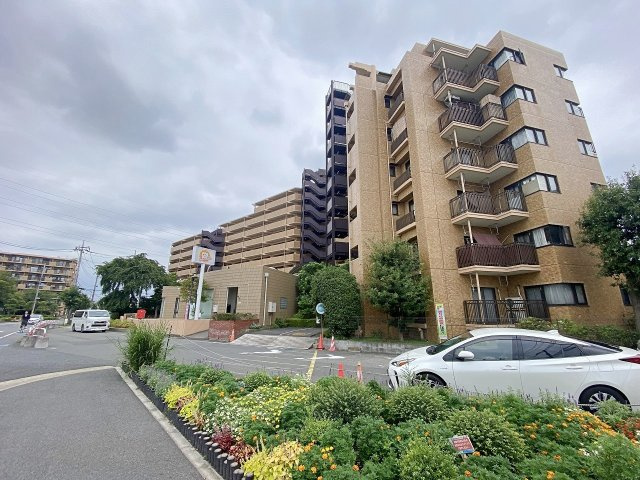 ライオンズガーデン東大宮弐番館の外観|落ち着きのあるデザインが魅力的な建物外観です。周辺の街並みや閑静な住環境とも美しく調和しており、築年数を感じさせない重厚感のある佇まいが住まう方の満足感を高めてくれるマンションとなっています。