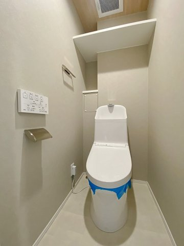 ライオンズガーデン東大宮弐番館のトイレ|清潔感あふれる温水洗浄便座付きトイレへと新規交換を行いました。毎日快適にご利用いただけるよう衛生面にも配慮されており、掃除がしやすく空間全体がすっきりとした心地よいプライベート空間です。