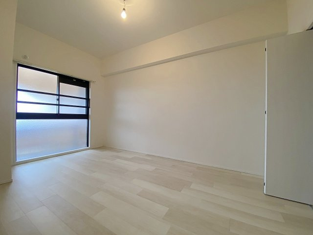 ライオンズガーデン東大宮弐番館の子供部屋|主寝室としても十分ご利用いただけるゆとりのある6.7帖の洋室です。大きなベッドや家具を配置しても圧迫感がなく、大きな窓からの自然光が室内を明るく包み込む心地よいプライベート空間となっています。