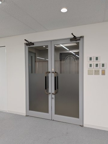 アキ開発南堀江ビルの玄関