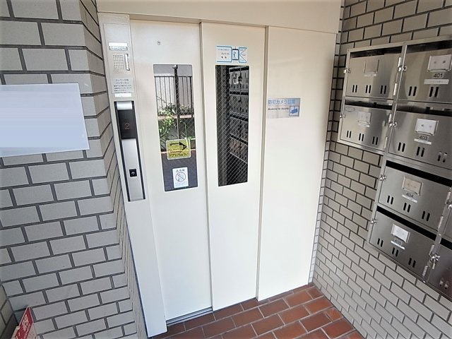 シャロームヒラノのその他共用部分|防犯カメラ完備のエレベーター