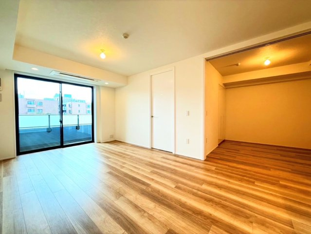 【居間・リビング】 | ジオ南青山 | 木目調の綺麗なフローリングが印象的なLDKです！家具の配置がしやすく模様替えも楽しめます♪