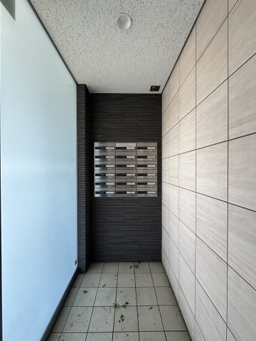 調布市菊野台１丁目の賃貸マンションのエントランス