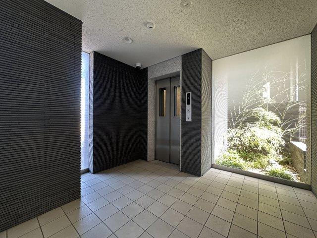 調布市菊野台１丁目の賃貸マンションのエントランス