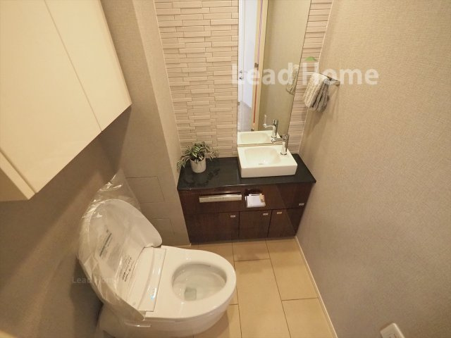 【トイレ】 | パークコート赤坂桜坂 | 独立手洗い器が付いた清潔感のあるトイレです！シックなデザインで上質な空間に仕上がっています♪