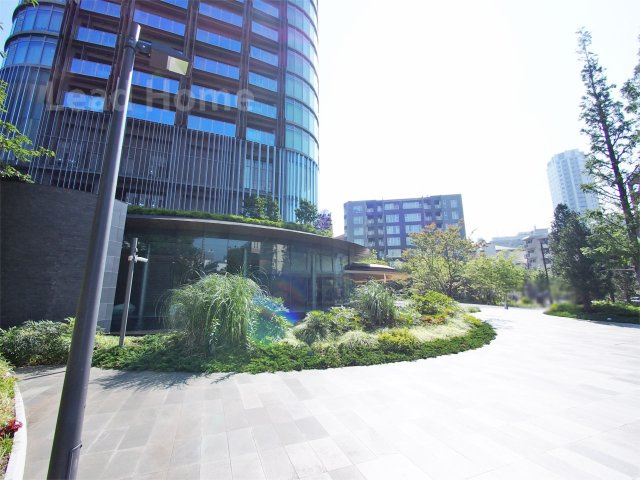 【エントランス】 | パークコート赤坂檜町ザ・タワー | 開放的で敷地が広く確保されたエントランスです！管理体制が整っており夜間の帰宅時も安心感がありますね！