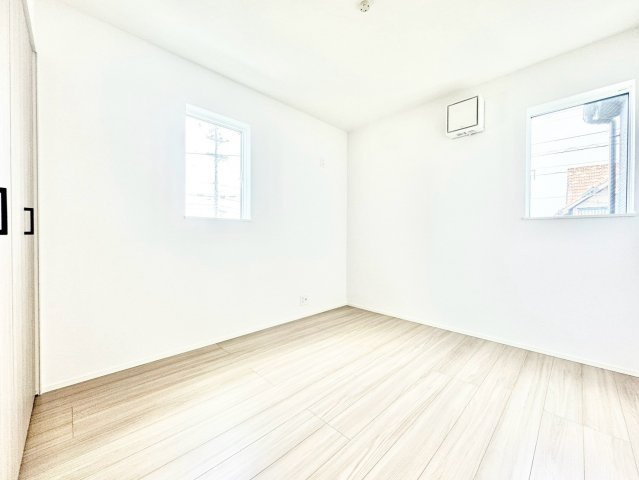 西尾市永吉3丁目01期　全2棟　の洋室|上等な質感の玄関がお客様をお迎えします。第一印象からこだわりが伝わる上品な佇まいとなっています。									
									
