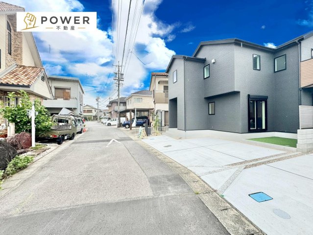 西尾市永吉3丁目01期　全2棟　の前面道路含む現地写真|十分な幅が確保されており、車の出し入れもスムーズです。日常生活での使いやすさも兼ね備えています。					