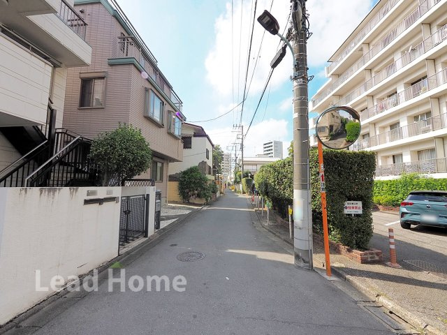 【その他】 | 第二白金ハウス | 見通しが良く落ち着いた雰囲気の前面道路です！交通量が少ないため小さなお子様とのお出かけも安心です♪