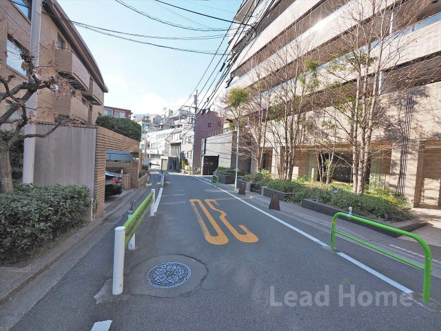 【その他】 | ザ・パークハウス西麻布霞町 | 歩道がしっかりと確保された綺麗な前面道路です！見通しも良く小さなお子様とのお出かけも安心感があります♪