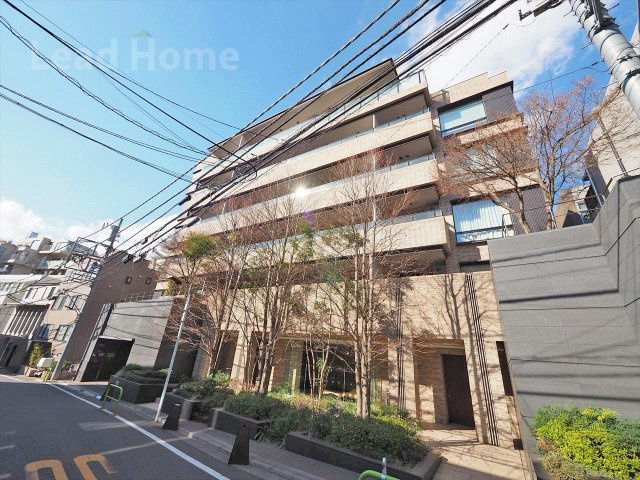 【外観】 | ザ・パークハウス西麻布霞町 | 緑豊かな街並みに映える低層フォルムの外観です！落ち着いた周辺環境で快適に過ごしていただけます！