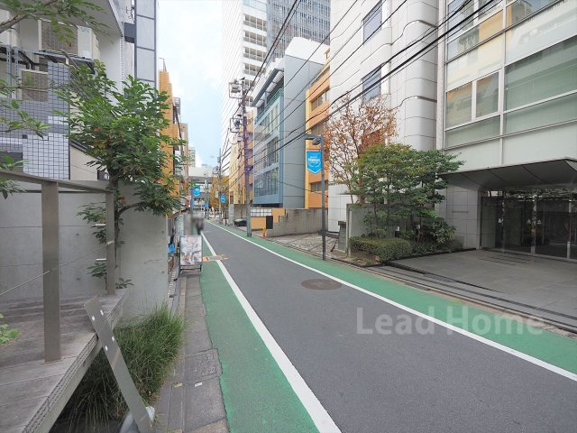 【その他】 | 秀和溜池山王レジデンス | 歩道がきれいに整備された平坦な前面道路です！夜間も明るく通り沿いのお買い物やお散歩もスムーズです♪