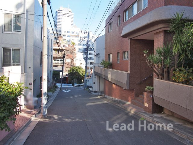 【その他】 | シャトー赤坂台 | 前面道路交通量が少なく穏やかな前面道路です！見通しも良いため夜間のご帰宅時も安心して通行していただけます！
