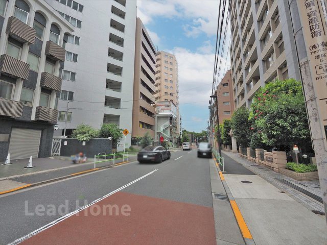 【その他】 | 有栖川ナショナルコート | 見通しが良く歩道も整備された綺麗な前面道路です！車通りも穏やかで日々のお出かけも安心安全ですね♪