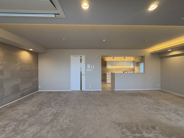 【居間・リビング】 | 有栖川ナショナルコート | 大型家具をすっきりと配置できる広々としたリビングです！ゆったりと寛ぎの時間を過ごしていただけます♪