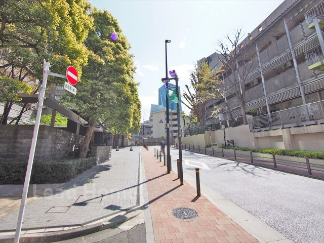 【その他】 | 赤坂タワーレジデンストップオブザヒル | 歩道が幅広くきれいに整備された前面道路です！ベビーカーを押しながらのお散歩やお出かけも快適に行えます♪