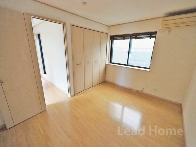 【洋室】 | 港区西麻布2丁目 | 窓から心地よい光が入る明るい洋室！クローゼット付きでお部屋をすっきりと広く使うことができますね♪