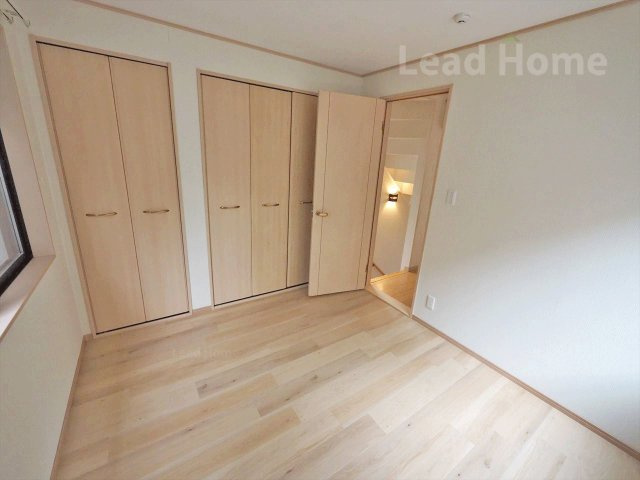 【洋室】 | 港区西麻布2丁目 | 大型の収納扉が備わった便利な洋室！衣類や季節の荷物もたっぷりしまえてお部屋を広々と活用できます！