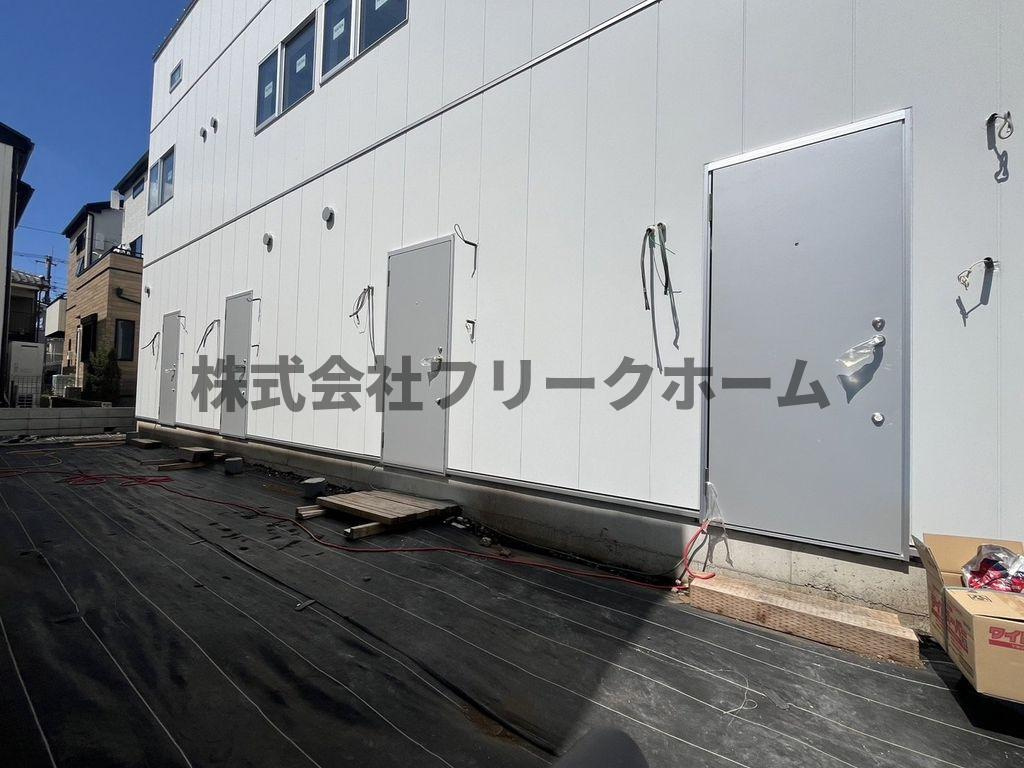 三鷹市上連雀８丁目のアパートのエントランス