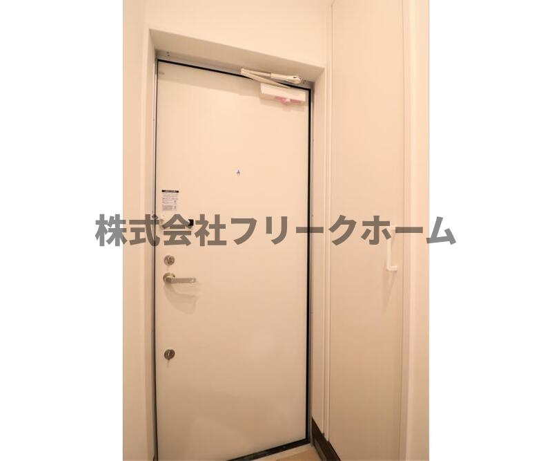 三鷹市上連雀８丁目のアパートの玄関