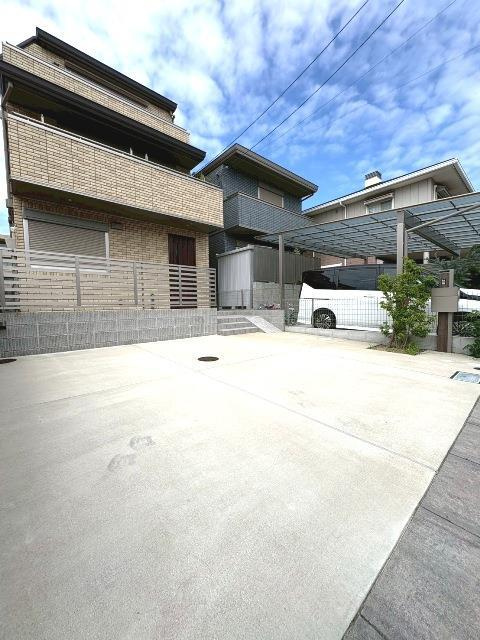甲子園一番町戸建の駐車場