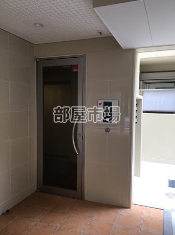ユイマール三ノ輪のエントランス