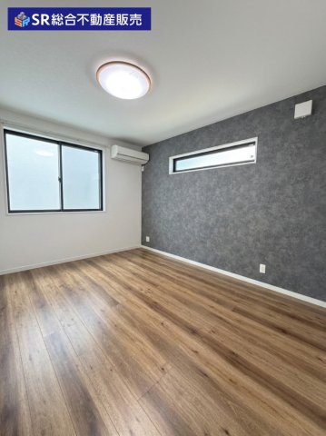 吉原1丁目中古戸建の洋室|1F5.2帖洋室。全室2面採光のお部屋で気持ちよく過ごせます♪（AIにより家具・小物類を消去しています。）